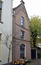 <p>Voorgevel van het pakhuis aan de Krommejak met rechts daarvan de toegang tot het achterterrein van Bloemendalstraat 9-9a. </p>
